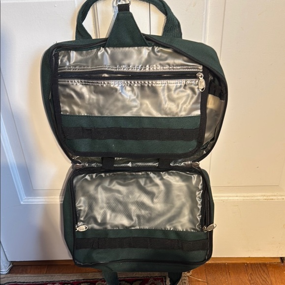 Men’s Green Travel Bag lots of space and pockets! - Picture 6 of 12